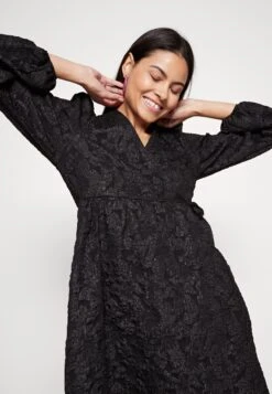 Monki Robe De Jour - Black -Monki 03391fe8406749bb9b71560ec5a96c98