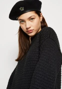 Monki Robe Pull - Black -Monki 0390ea21f2d4457c8be775f3b457995c