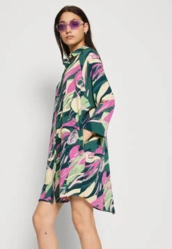 Monki Robe Chemise - Green/Pink -Monki 05c6a3846c54423ead634f36485cbd9f