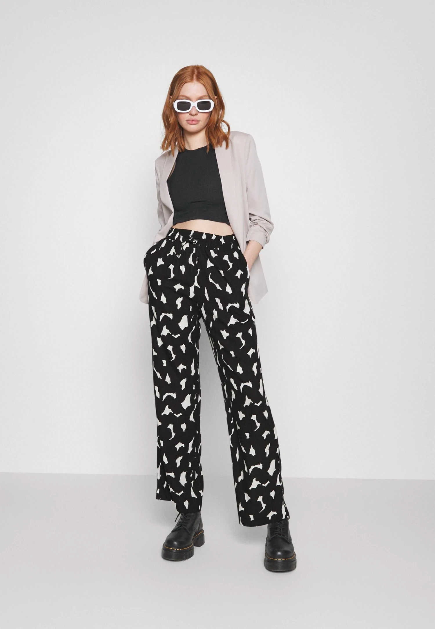 Monki Pantalon Classique - Big Scribble Black 4 Monki Pantalon Classique - Big Scribble Black – Image 2