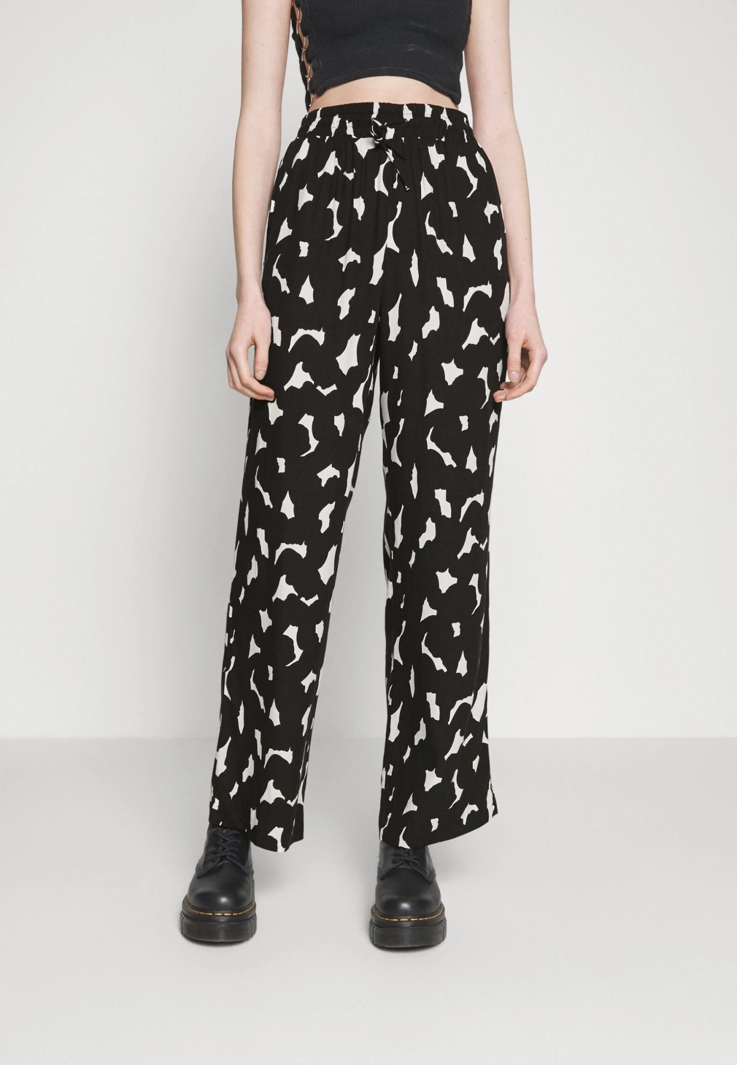 Monki Pantalon Classique - Big Scribble Black 3 Monki Pantalon Classique - Big Scribble Black