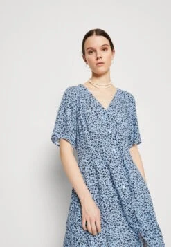 Monki Robe Chemise - Meadow Blue -Monki 0c43b33eba6140309dd421caecb4341a