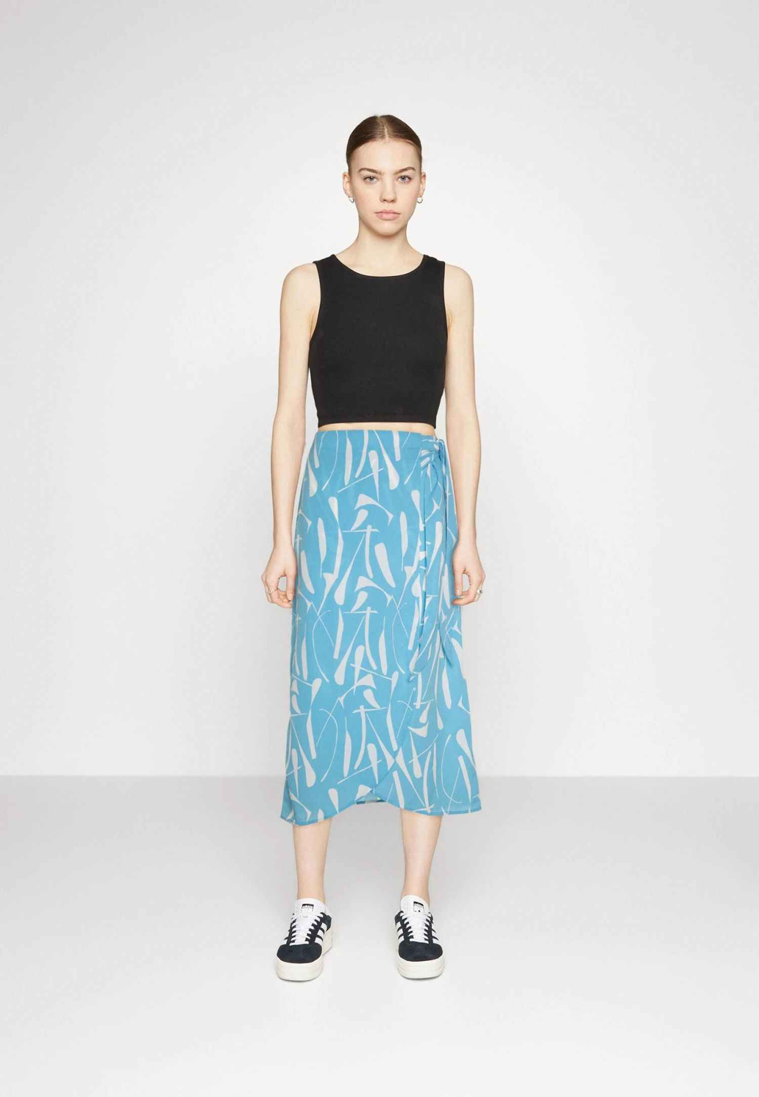 Monki Jupe Portefeuille - Blue/Multi-Coloured 4 Monki Jupe Portefeuille - Blue/Multi-Coloured – Image 2