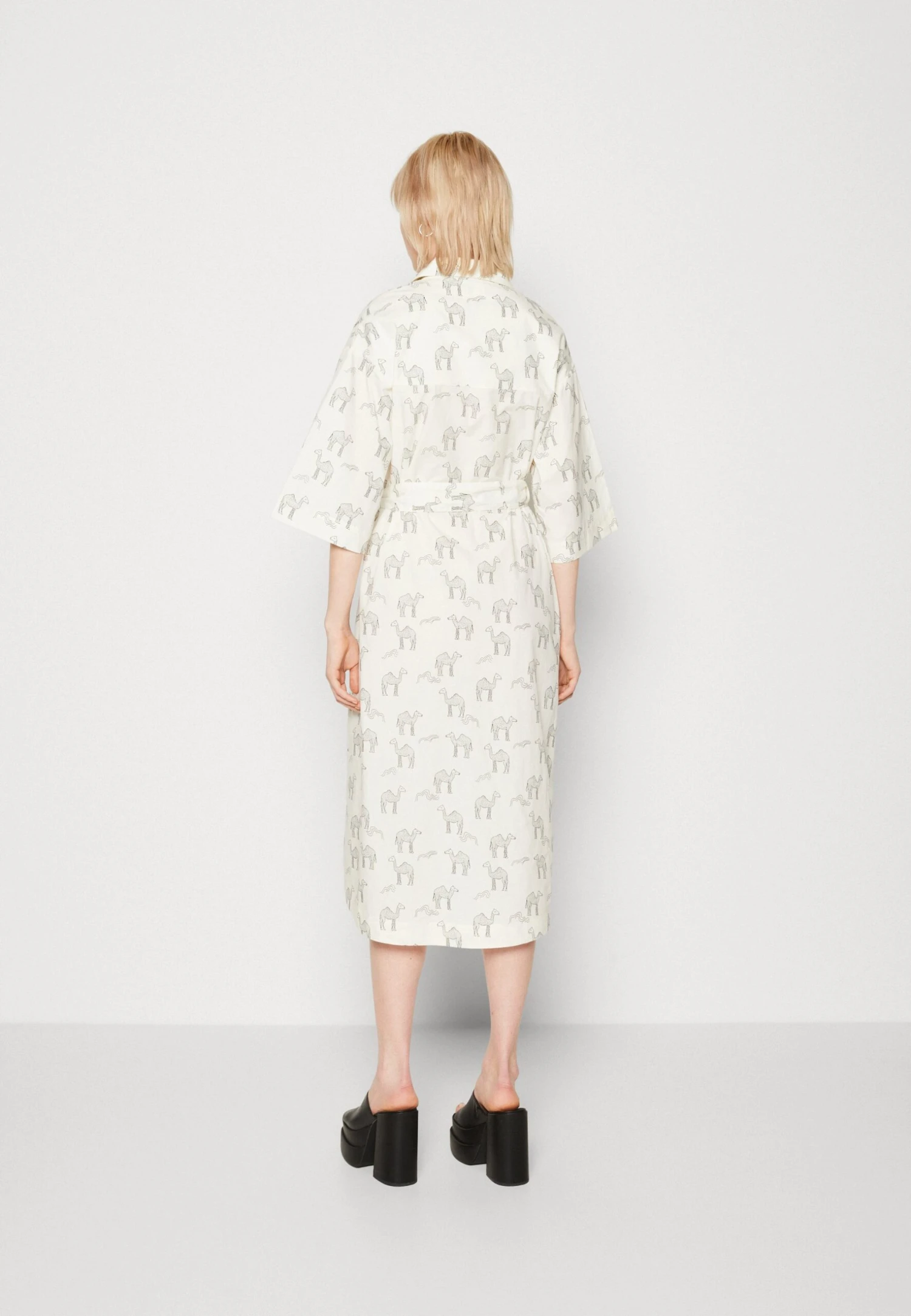 Monki Robe Chemise - Off White 5 Monki Robe Chemise - Off White – Image 3