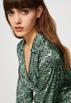 Monki Robe De Jour - Black/Olive 11 Monki Robe De Jour - Black/Olive -Monki 1c7453eea098498886ee9065020ed2dc