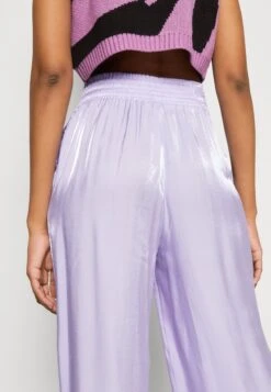 Monki Pantalon Classique - Metallic Lilac 11 Monki Pantalon Classique - Metallic Lilac -Monki 1ebdb6847bbc47b8a892d0bfad03ee4d