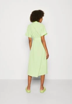 Monki Robe Chemise - Green Light -Monki 2d42a92b136340aeaa2f1940307f2ea9