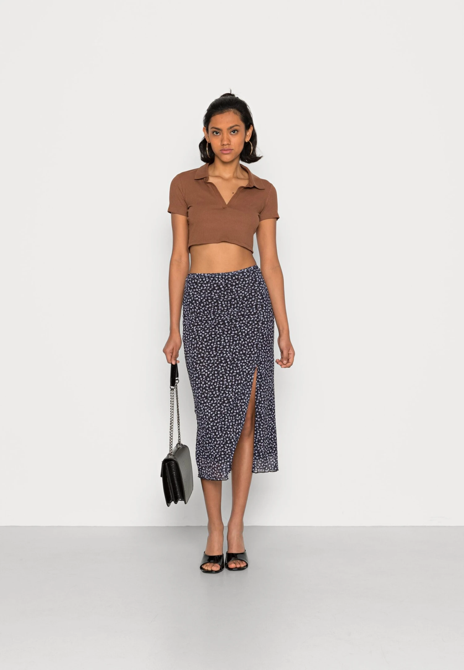 Monki T-Shirt Basique - Brown 4 Monki T-Shirt Basique - Brown – Image 2