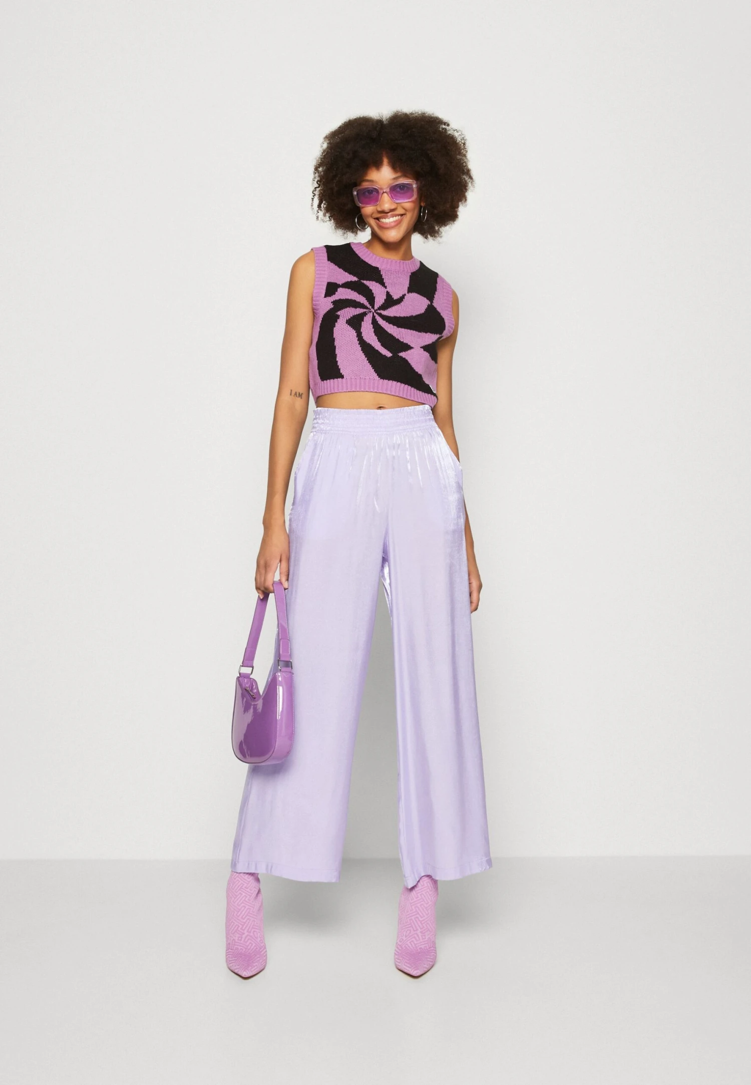 Monki Pantalon Classique - Metallic Lilac 4 Monki Pantalon Classique - Metallic Lilac – Image 2