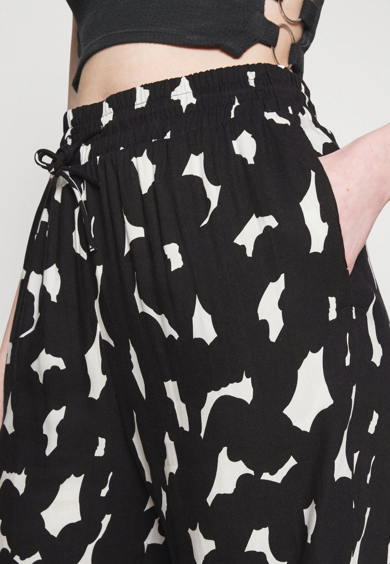 Monki Pantalon Classique - Big Scribble Black 9 Monki Pantalon Classique - Big Scribble Black – Image 7