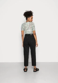 Monki Jean Boyfriend - Black -Monki 3d5680bf31f04088b483597ee4f7929b