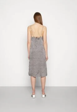 Monki Robe De Soirée - White Dusty Light/Black -Monki 42b4ca74200b4828af5eb8e93157297b