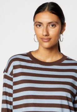 Monki T-Shirt À Manches Longues - Brown/Blue -Monki 4b0e4e07e68941f89a336c098005ae73