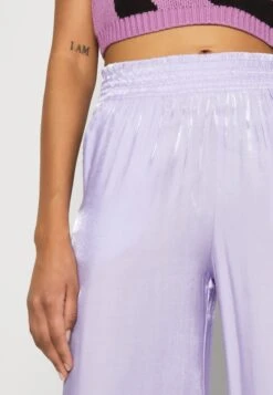 Monki Pantalon Classique - Metallic Lilac 13 Monki Pantalon Classique - Metallic Lilac -Monki 5215ac719e484ad8acbdd1e365beedcf