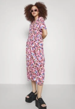 Monki Robe Chemise - Rosa -Monki 57fc6672f7524becbbae8d49c28cf320