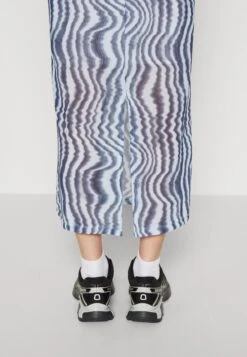 Monki Robe Longue - Blue -Monki 59e363c6cd7a453992add4b0a052a050