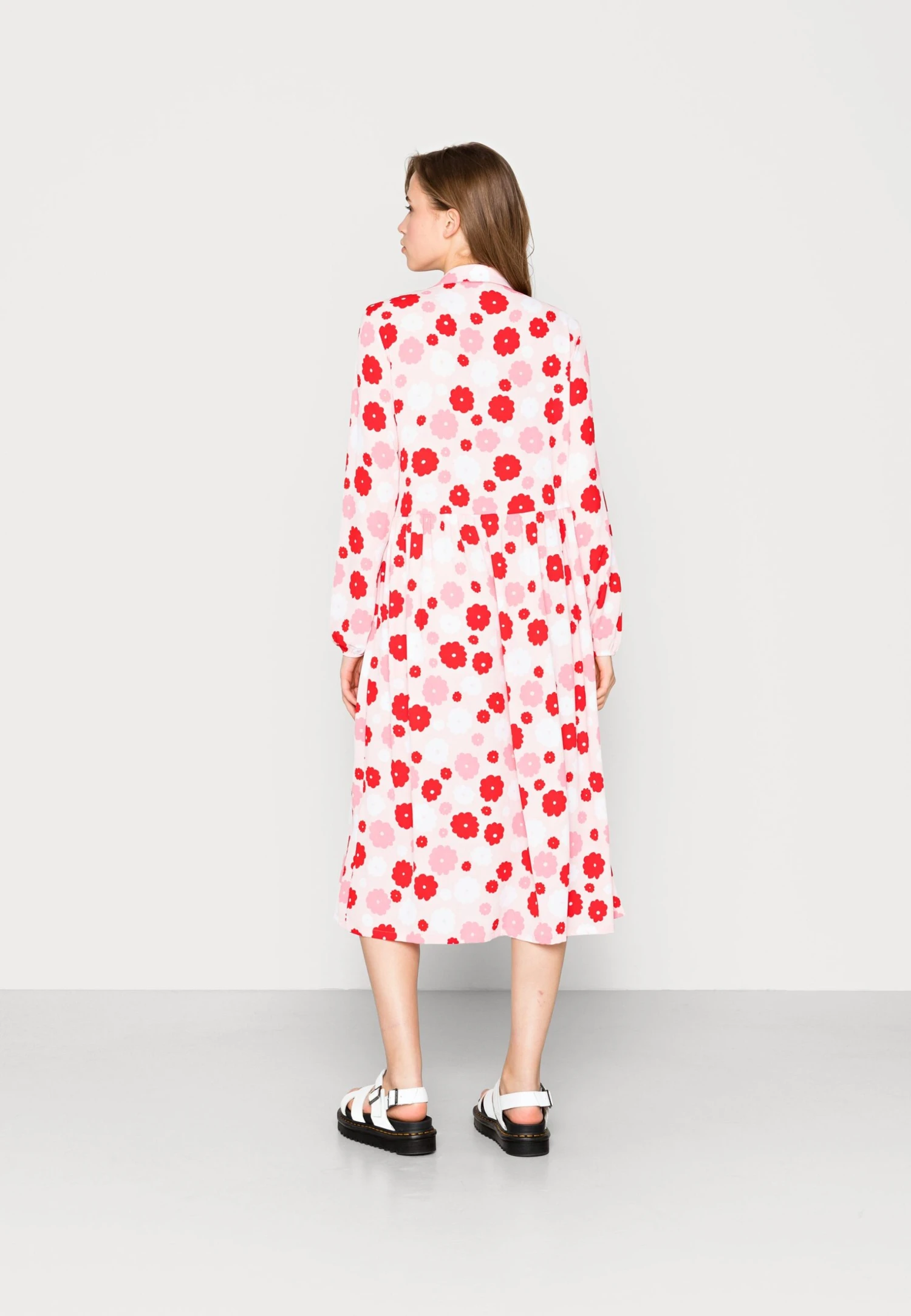 Monki Robe Chemise - Scarlet 5 Monki Robe Chemise - Scarlet – Image 3