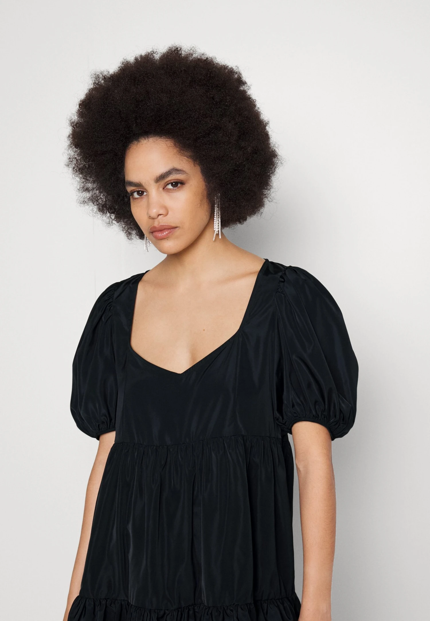 Monki Robe De Soirée - Black 6 Monki Robe De Soirée - Black – Image 4