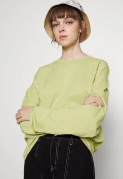 Monki T-Shirt À Manches Longues - Green Dusty Light -Monki 702fd179999b40638ea293824236962d