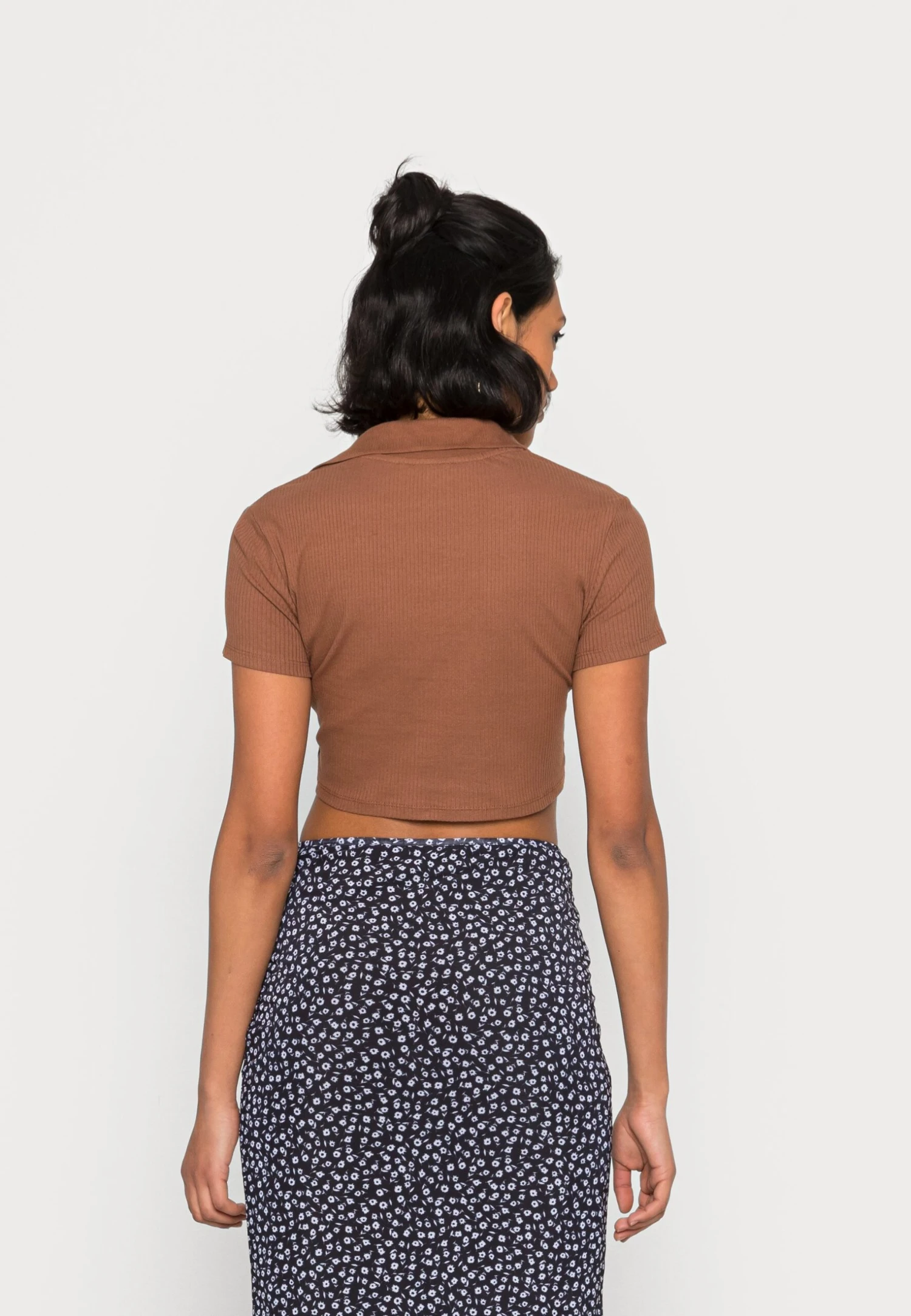 Monki T-Shirt Basique - Brown 5 Monki T-Shirt Basique - Brown – Image 3