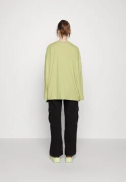 Monki T-Shirt À Manches Longues - Green Dusty Light -Monki 717db8da025e40978940c0968ead3262