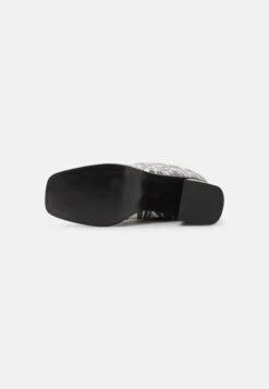 Monki Bottes - Multi-Coloured 16 Monki Bottes - Multi-Coloured -Monki 78c0b2be6e524ac78c46963f9b6aeabd