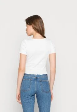 Monki T-Shirt Basique - Off White 9 Monki T-Shirt Basique - Off White -Monki 7a19c6e3491c4901875c7bdc9f97387b
