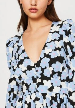 Monki Robe Chemise - Light Blue -Monki 7b7d9b98b7c8477b84fcce362fadb70a