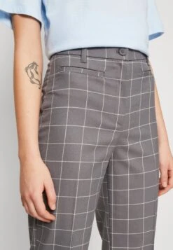 Monki Pantalon Classique - Grey Medium Dusty 13 Monki Pantalon Classique - Grey Medium Dusty -Monki 8195ccacde824b84a40ec8d41d7e565c
