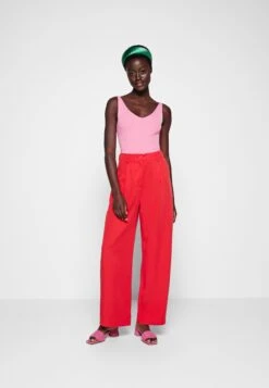 Monki Pantalon Classique - Red -Monki 83e1dbadf56149119301f0b13daf3372