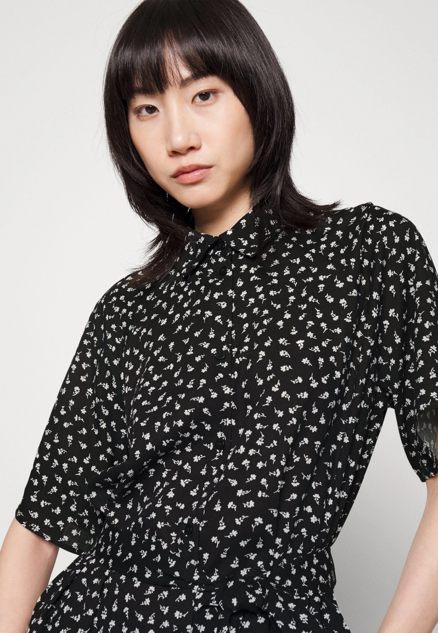 Monki Robe Chemise - Poetic 6 Monki Robe Chemise - Poetic – Image 4