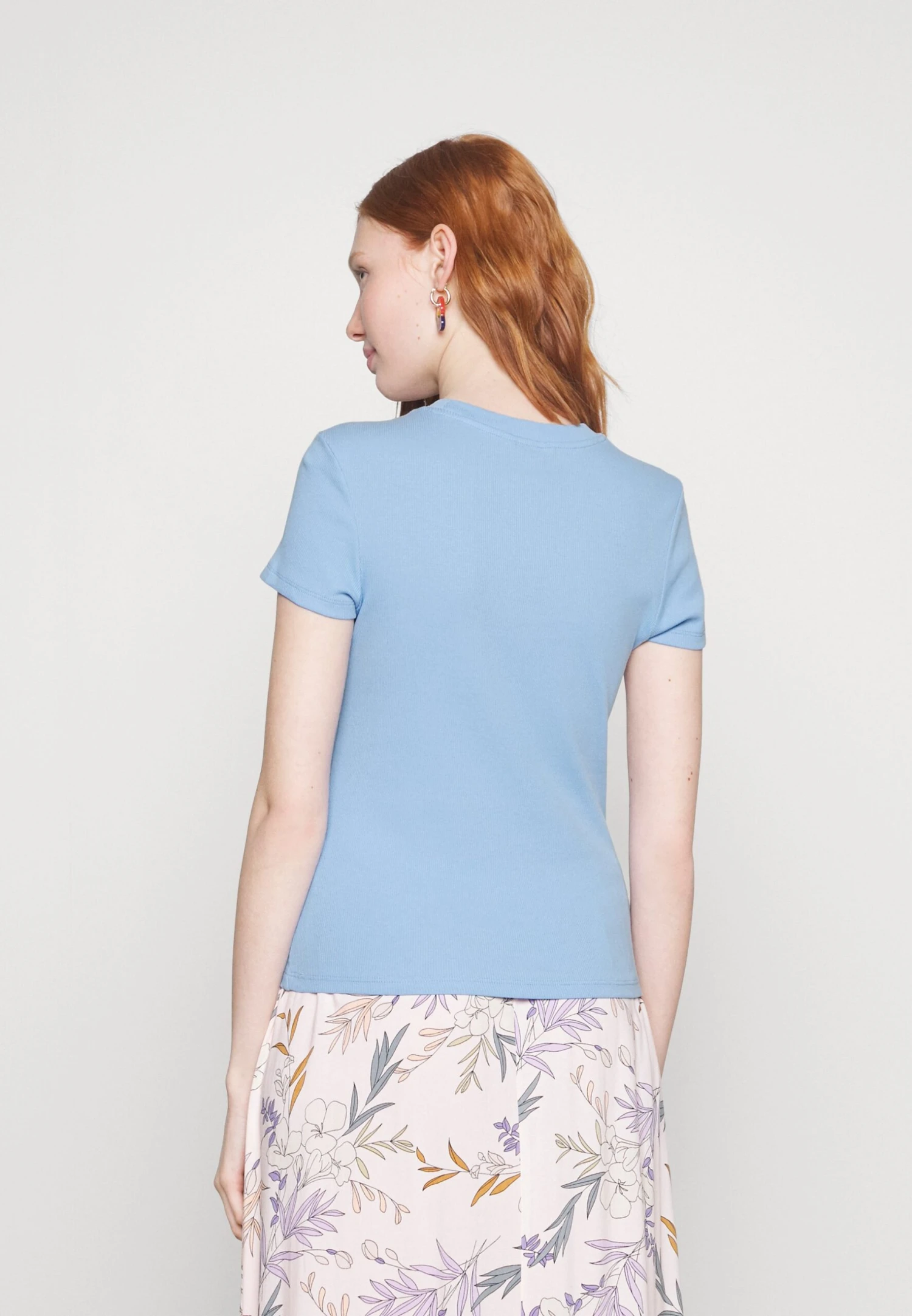 Monki T-Shirt Basique - Candystripe Blue/ Candystripe Pink 6 Monki T-Shirt Basique - Candystripe Blue/ Candystripe Pink – Image 4