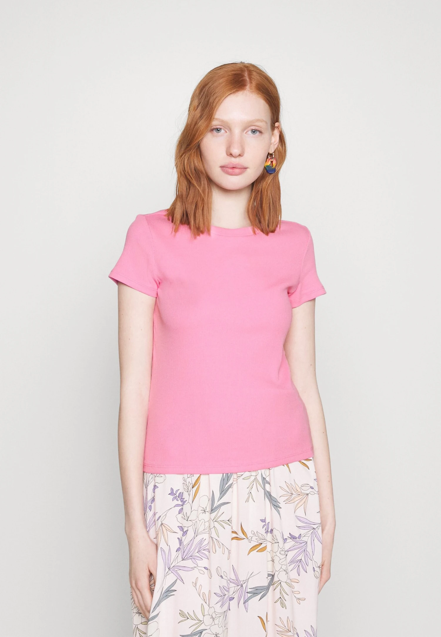 Monki T-Shirt Basique - Candystripe Blue/ Candystripe Pink 5 Monki T-Shirt Basique - Candystripe Blue/ Candystripe Pink – Image 3
