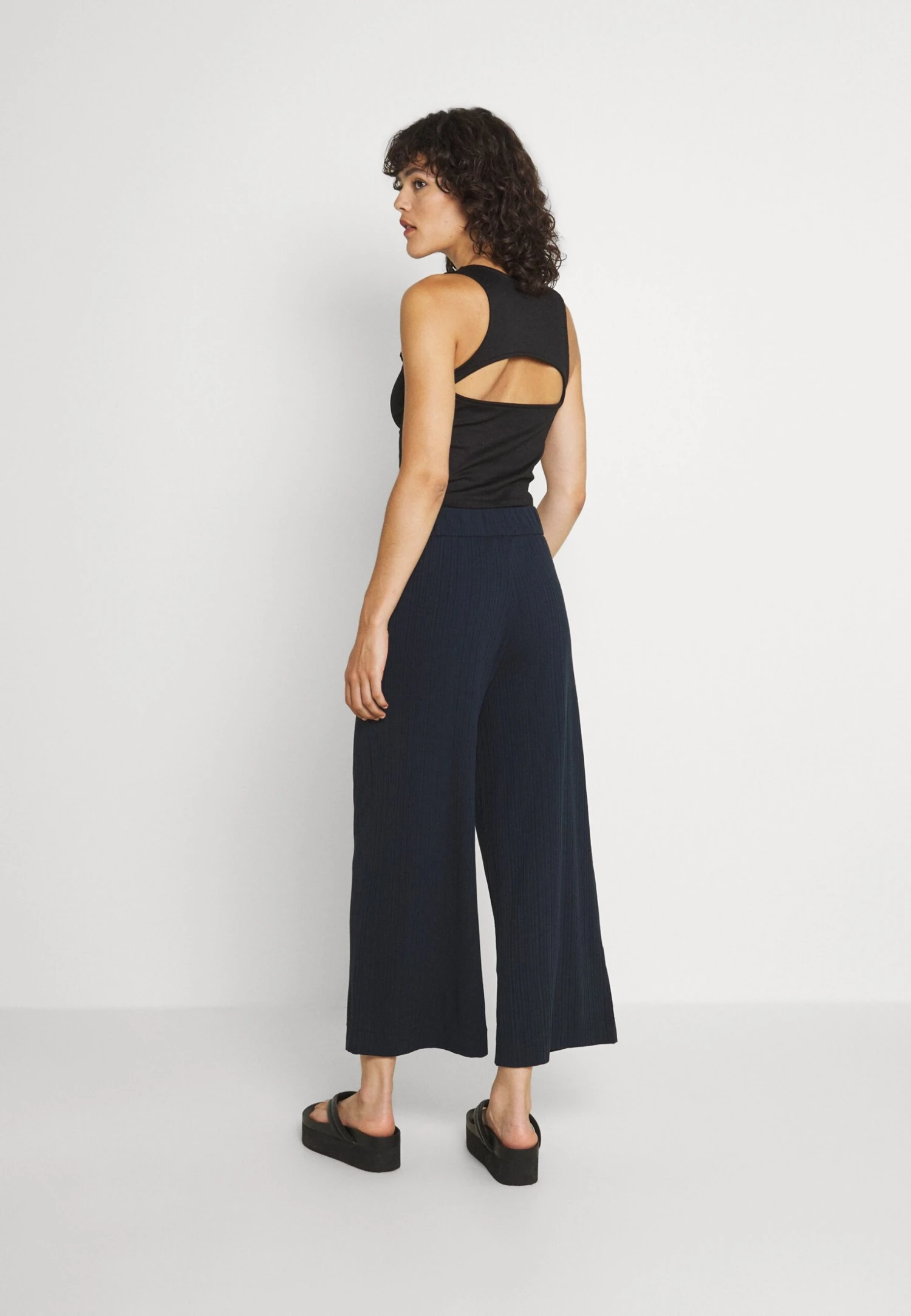 Monki Pantalon Classique - Blue Dark 5 Monki Pantalon Classique - Blue Dark – Image 3