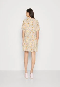 Monki Robe Chemise - Cream Flower 10 Monki Robe Chemise - Cream Flower -Monki 9839a8e80c484833b827d1f08d45fd7d