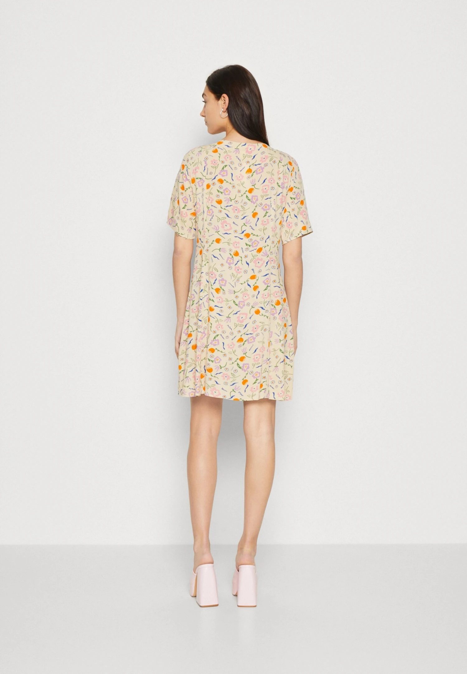 Monki Robe Chemise - Cream Flower 5 Monki Robe Chemise - Cream Flower – Image 3