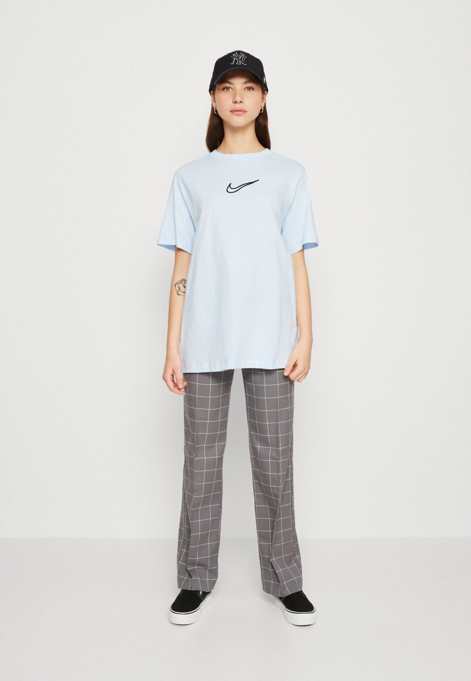 Monki Pantalon Classique - Grey Medium Dusty 4 Monki Pantalon Classique - Grey Medium Dusty – Image 2