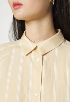 Monki Hillevi Dress - Robe Chemise - Basic Beige/White 11 Monki Hillevi Dress - Robe Chemise - Basic Beige/White -Monki a37cc33d55ba4d0fab0f70272ad4e14a