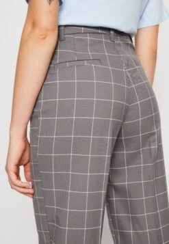 Monki Pantalon Classique - Grey Medium Dusty 11 Monki Pantalon Classique - Grey Medium Dusty -Monki a6724c83cbc24c388903305702b13476