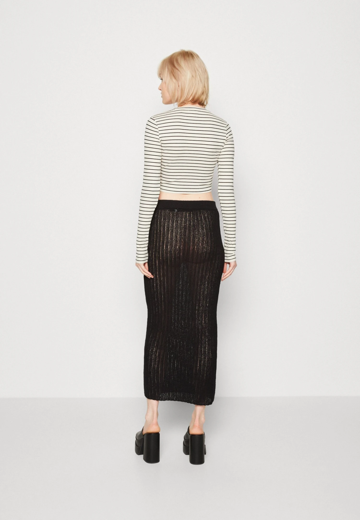 Monki T-Shirt À Manches Longues - Off White/Black 5 Monki T-Shirt À Manches Longues - Off White/Black – Image 3