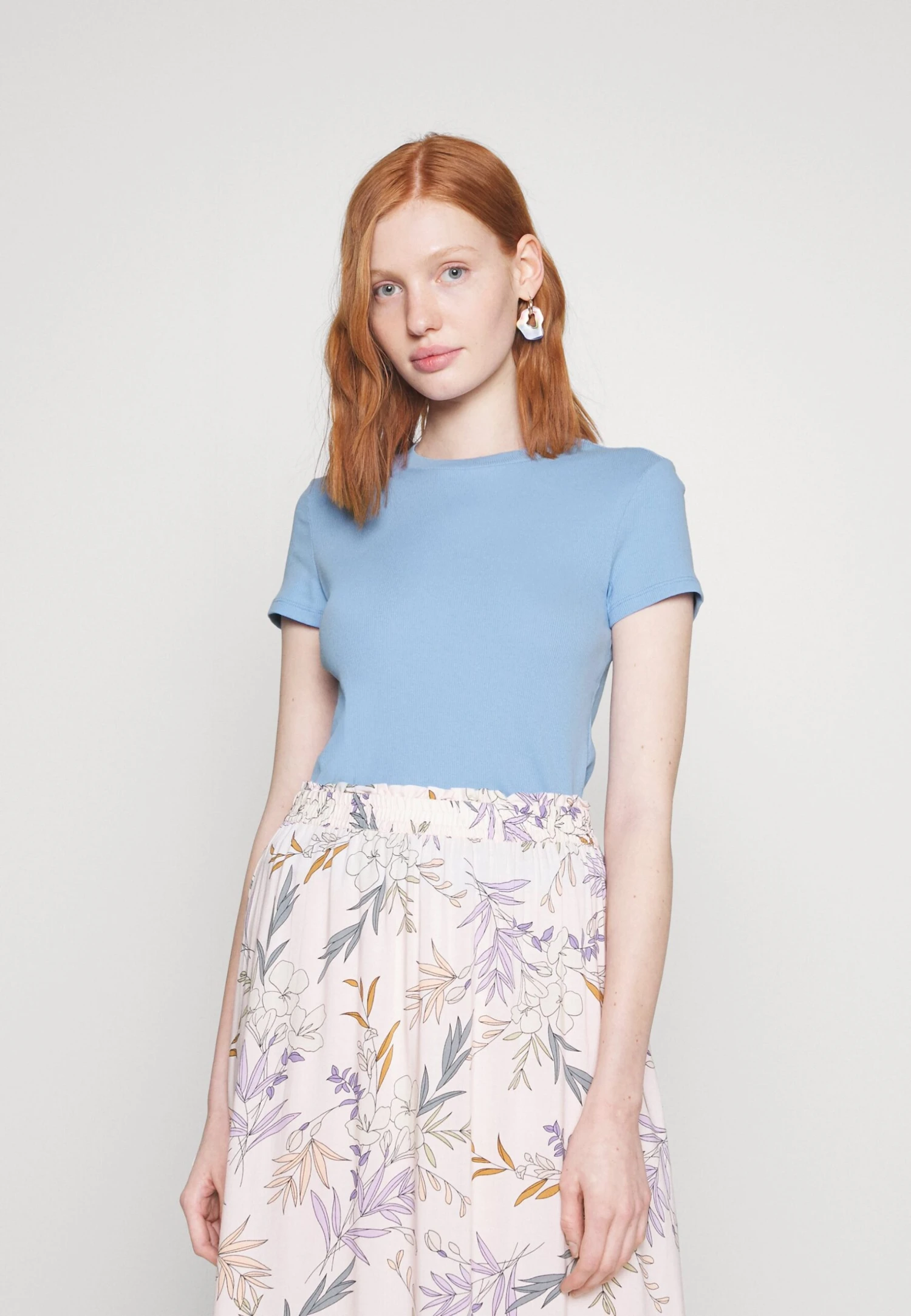 Monki T-Shirt Basique - Candystripe Blue/ Candystripe Pink 4 Monki T-Shirt Basique - Candystripe Blue/ Candystripe Pink – Image 2