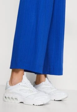Monki Pantalon Classique - Bright Blue -Monki ac832249114c4207a9c00d654e77092a