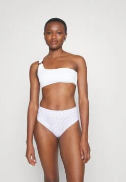 Monki -Monki aca69f9107244eb1bd30940329356f4f