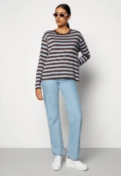 Monki T-Shirt À Manches Longues - Brown/Blue -Monki afe45335b7134fb4b7b640bb700099b0