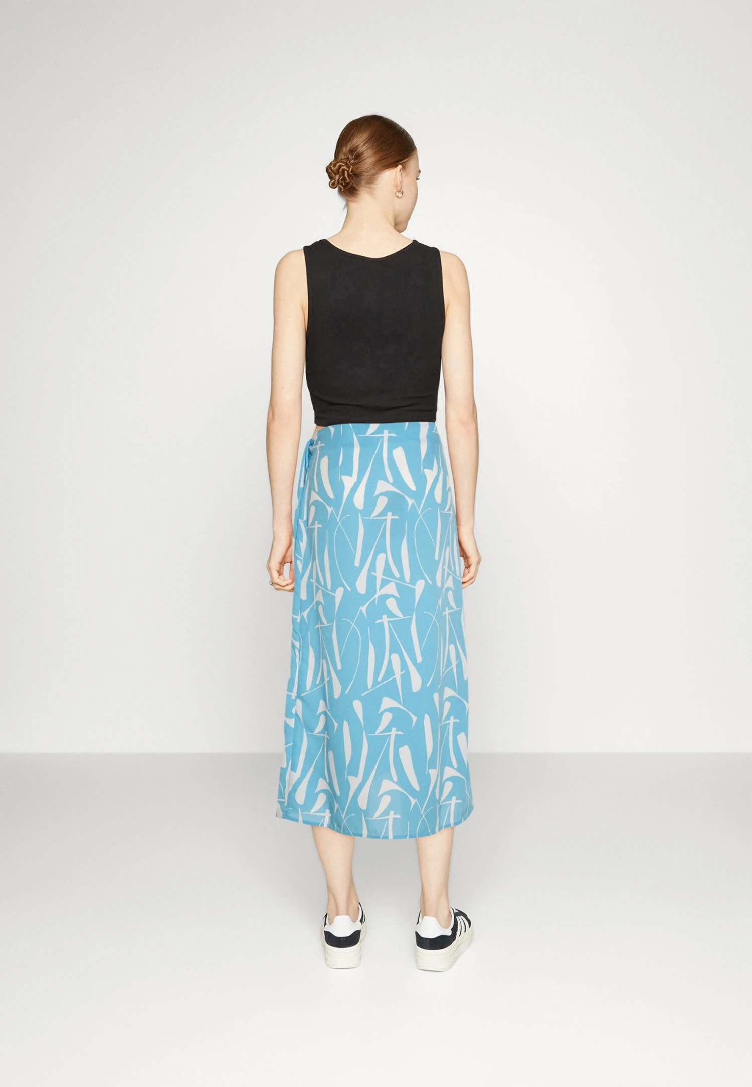 Monki Jupe Portefeuille - Blue/Multi-Coloured 5 Monki Jupe Portefeuille - Blue/Multi-Coloured – Image 3