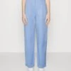 Monki Pantalon Classique - Blue Light 2 Monki Pantalon Classique - Blue Light -Monki bc2b4403d83f46f59c459fb49ab82588