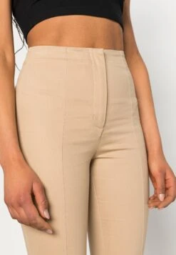 Monki Pantalon Classique - Beige Medium Dusty -Monki bf6aa3f6433c4f1497da3cd421f807eb