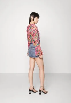 Monki Blouse - Pink Bright 30Rf/Devotion 11 Monki Blouse - Pink Bright 30Rf/Devotion -Monki c24a9c4fdb0b4b4f99b7c3fb4ec67859