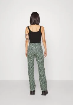 Monki Jean Droit - Green Medium Dusty 9 Monki Jean Droit - Green Medium Dusty -Monki c6201051526547bb816c8ce1cbf36bd3