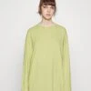 Monki T-Shirt À Manches Longues - Green Dusty Light -Monki ca60fc84c2f14bd1933427f5adf0dd6f